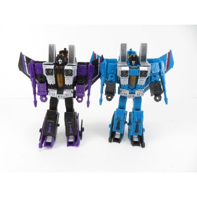 Transformers WFC: Earthrise Thundercracker & Skywarp 